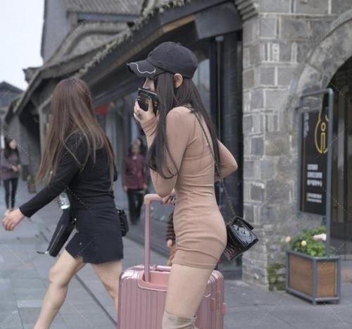 女生|时尚的女生穿搭就是不一样,一个过膝靴修饰自己的“大长腿”