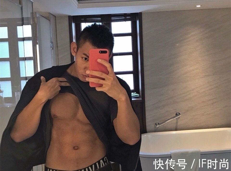腹肌|颜值与身材俱佳的90后型男,结实的腹肌和胸肌让人心动!