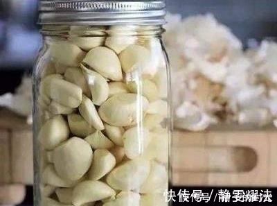 大蒜|白酒泡大蒜，功效作用大，常吃对身体好，建议收藏