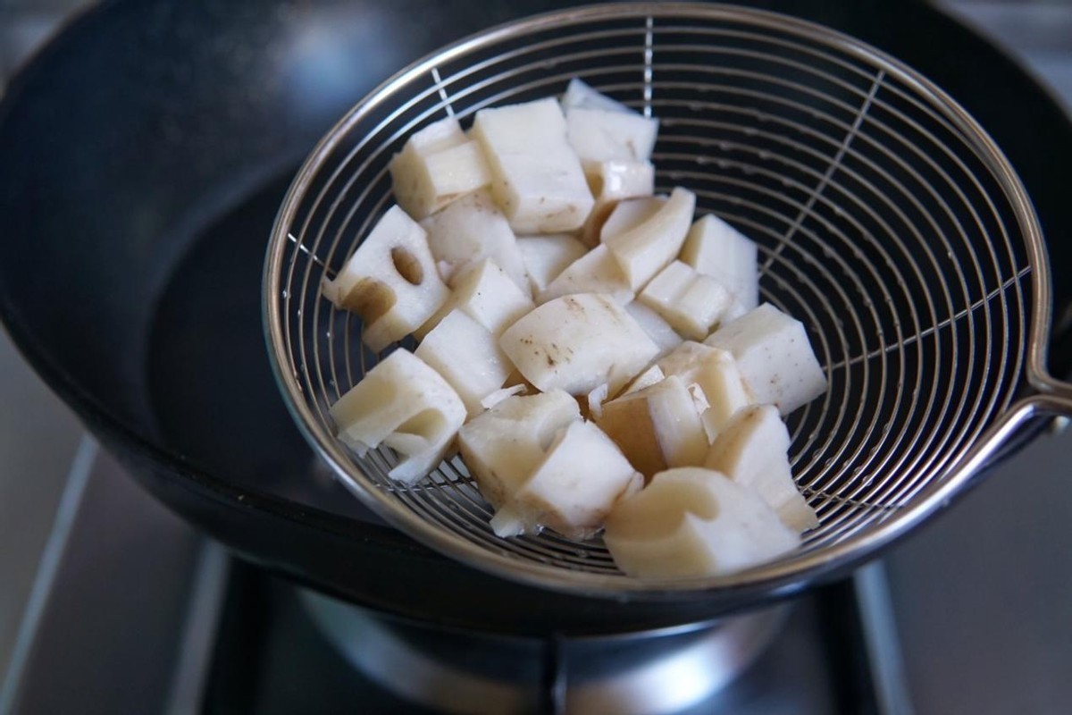 莲藕最下饭的做法,脆嫩亮白不发黑,吃起来比肉香