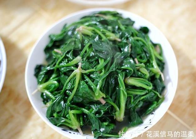 2021年的家庭聚会第一餐,有荤有素搭配均衡,一家人吃得开心满足