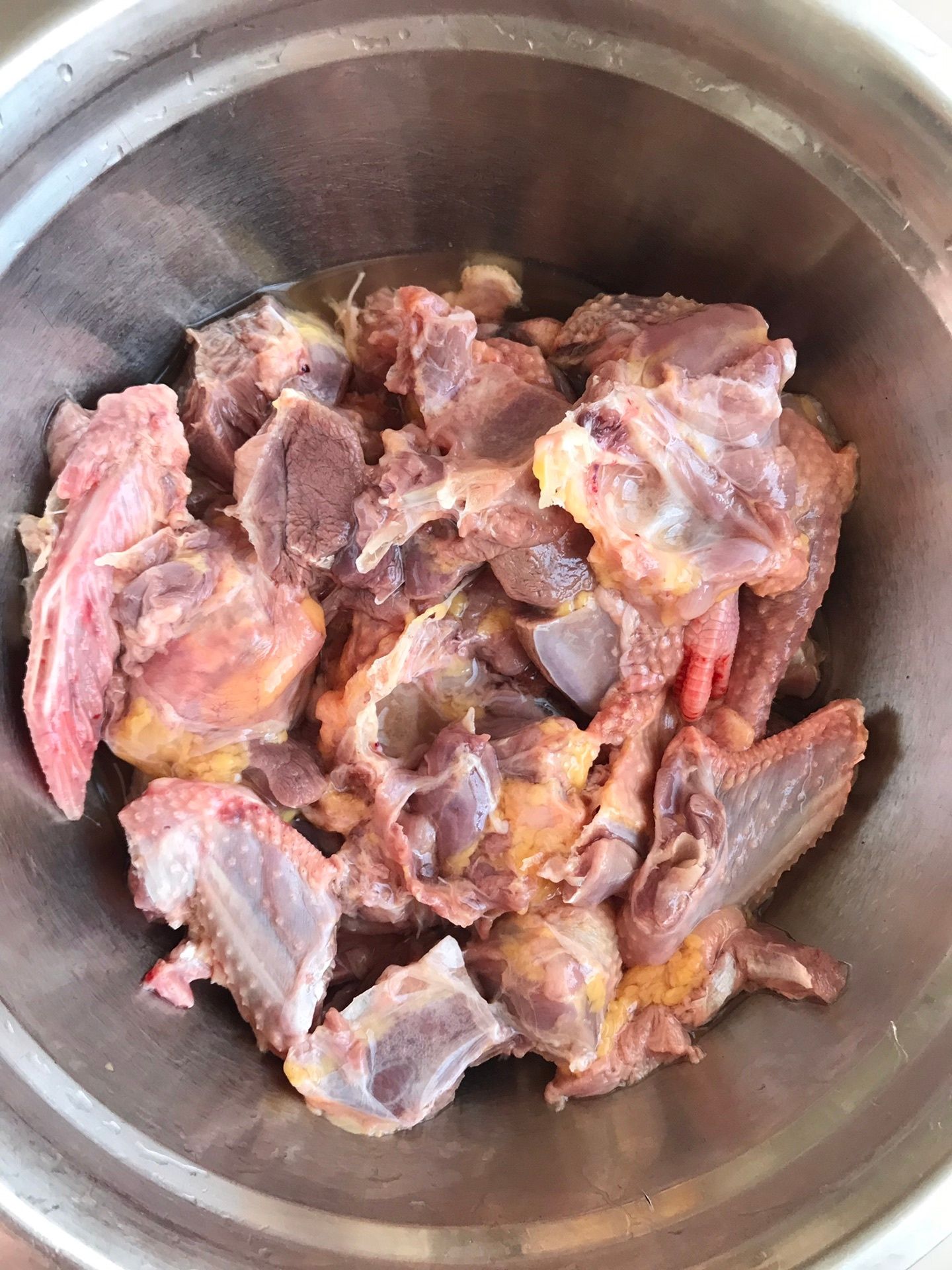 滋补营养,鸽子山药慢炖汤,鲜美可口,一碗下去全身暖暖的