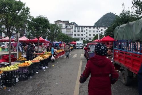  到贵州旅游，不可错过的当地集市，包含5款美食，关键物价还便宜