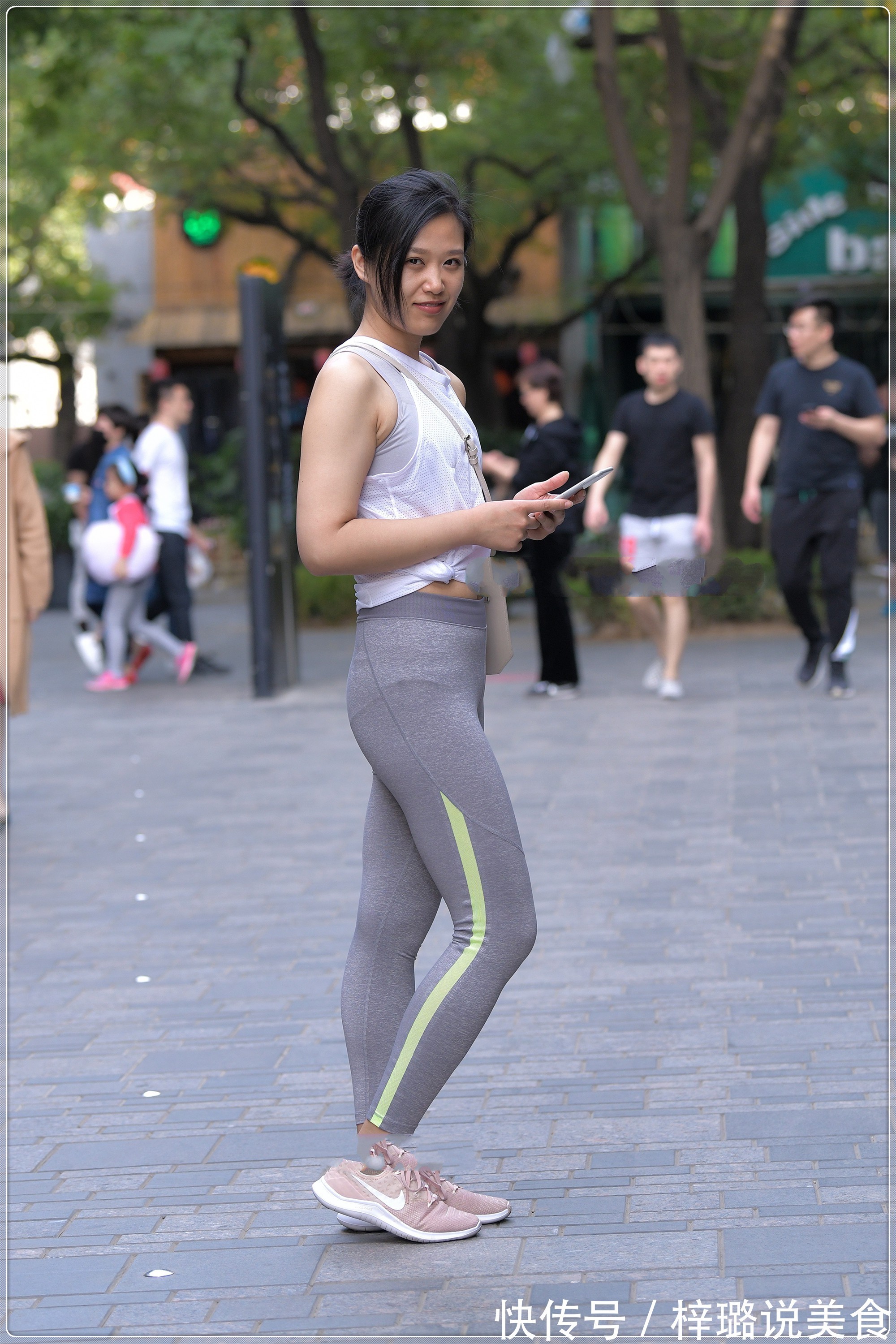 面料 无袖冰丝短T搭配浅灰色运动裤,贴身舒适,清凉一夏