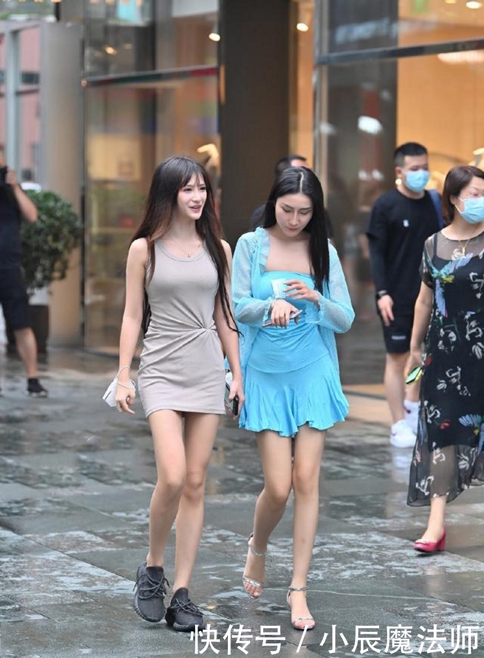 搭配|路人街拍，休闲西装搭配蓝色牛仔裤，非常的洋气