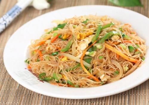 米粉不要煮着吃,换个花样做,让孩子爱上吃饭,营养还全面