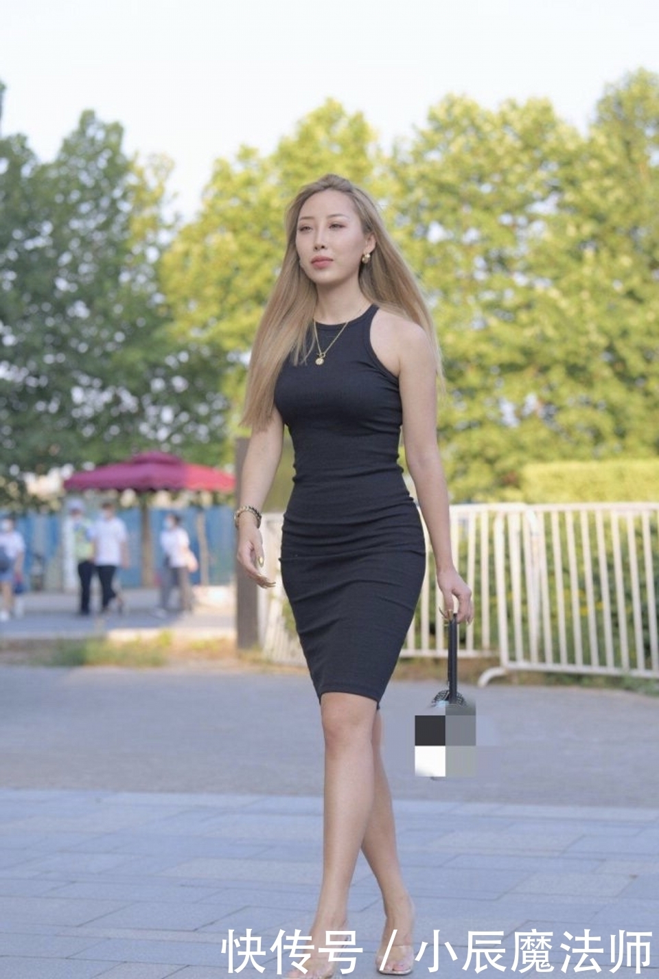 搭配|路人街拍，美女搭配紧致的包臀裙，十分吸引众人的目光