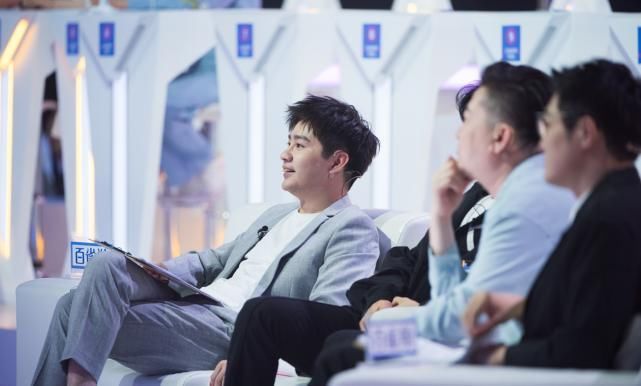 阿泰亮相荣耀美少女,全程包袱不断太欢乐,散伙饭都吃上了