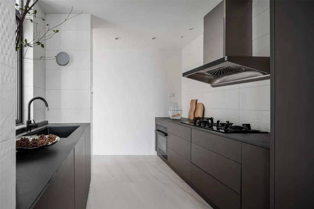 布置|210㎡简约大平层,淡雅温馨、绿植装饰,生活文艺舒适