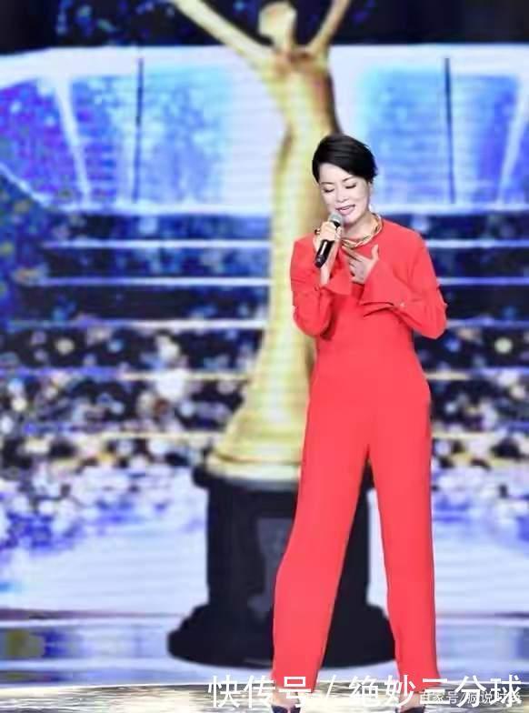 57岁毛阿敏真敢穿，大红连体裤配大金链子，不仅不俗还很高级