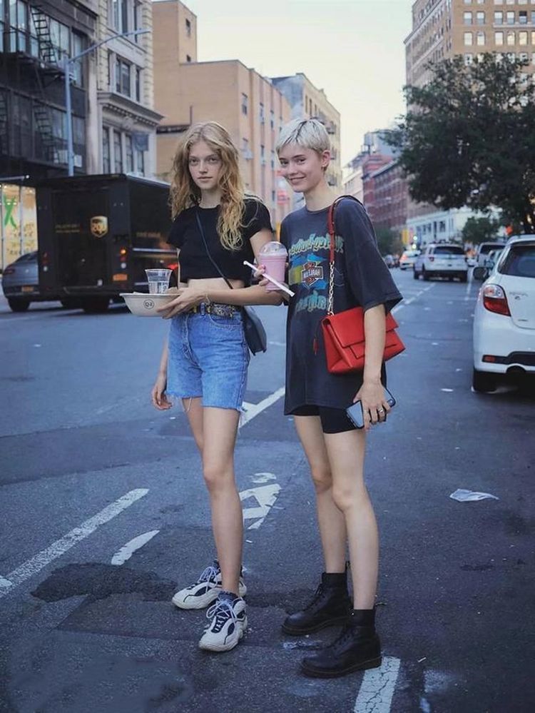 别样|街拍意想不到的粉色连衣裙穿搭出别样美感成为全场关注的焦点