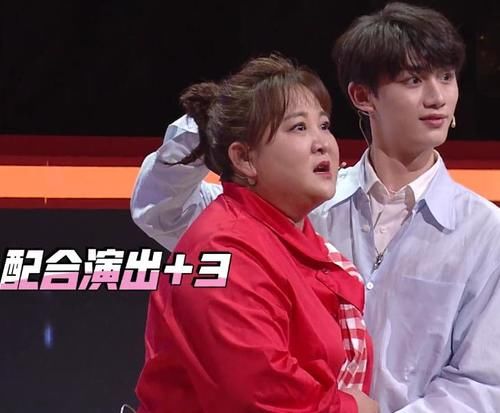 丁程鑫后背抱华晨宇，镜头拍到手上动作，完美诠释当爸和单身的区别