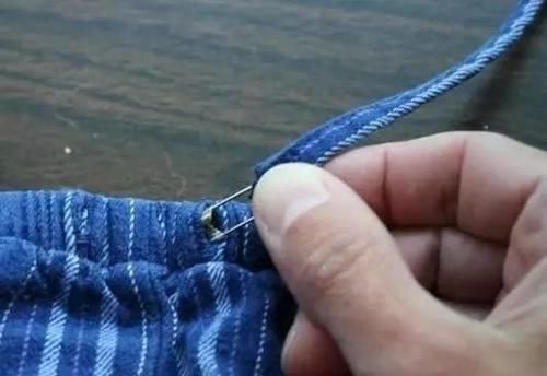 衣服拉链坏掉，不用花钱修，一根吸管就解决，方法实在太简单