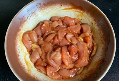 炸小酥肉,用淀粉糊还是面粉糊?大厨教我正确做法,香酥更鲜嫩