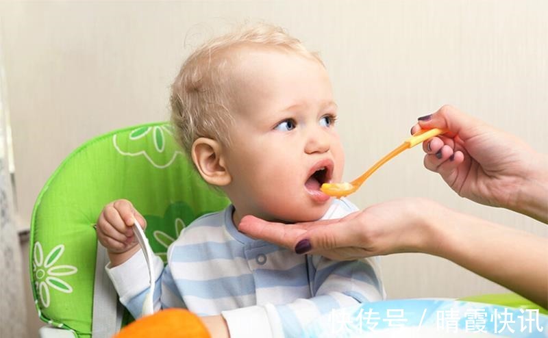 小宝宝|四个月喂辅食和6个月喂辅食的宝宝有什么区别,表现明显吗?
