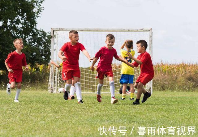 行为|爸爸与女儿们在床上躺着,却发生“越界”行为,网友:咋当爹的?