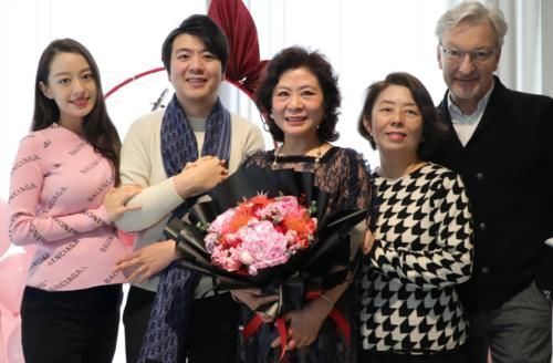 大胖脸|郎朗一家6口为孩子庆百天,宝宝“大胖脸”像爸爸,吉娜抱着儿子又瘦又美