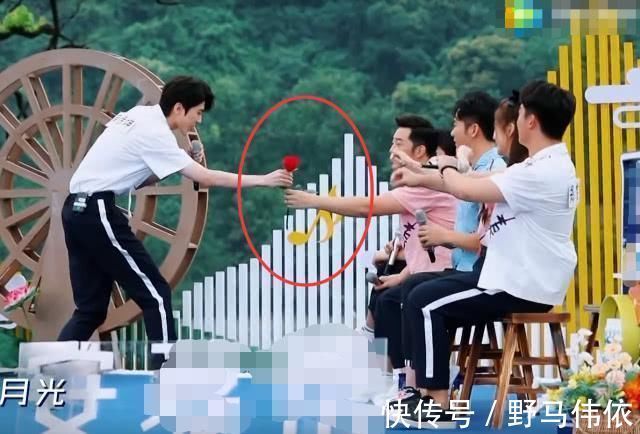 玫瑰花|蔡徐坤略过baby,把玫瑰花给沙溢以为没事,谁知baby手部举动真实了