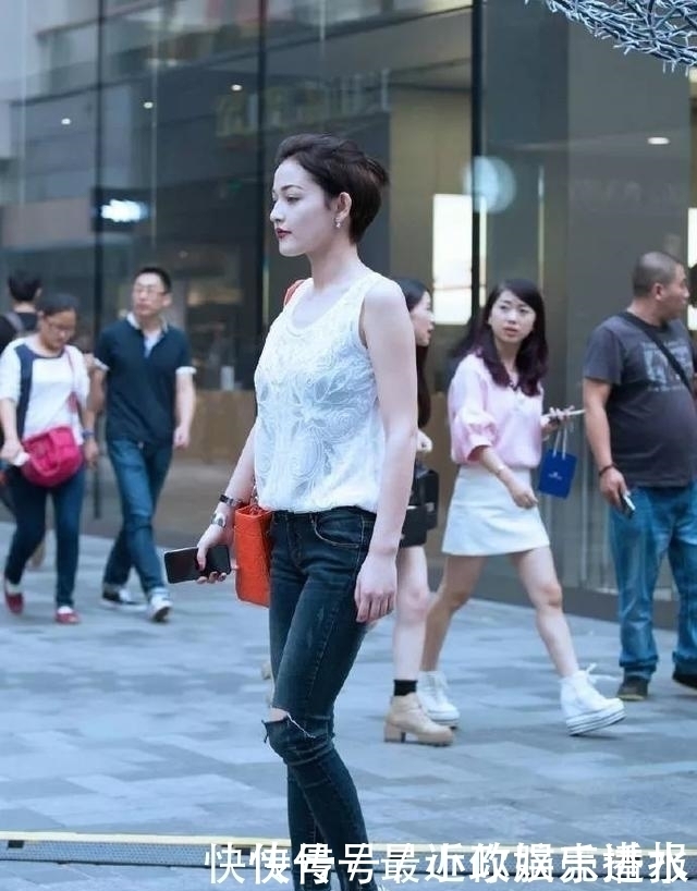 短发|街拍:小姐姐一头短发,扎着一个小小的马尾,看上去青春又俏皮