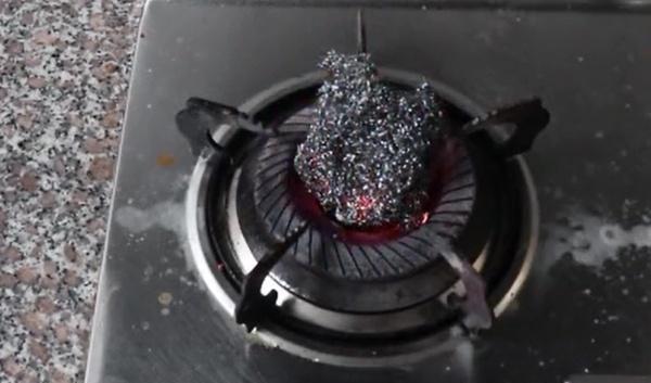 燃气灶|把钢丝球放火上烧一烧,好多人不知道有啥用,但用过的人都夸好