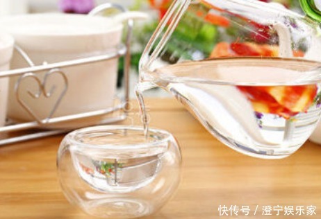 白醋|白色衣服发黄怎么办教你4个清洗衣服小妙招,轻松清洗发黄衣服