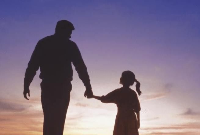 女童|5岁女童公交上“把玩”仓鼠,好心乘客劝告反被妈妈怼:要你管?