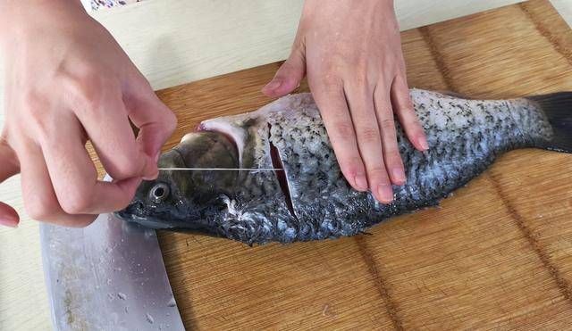 蒸鱼时,有人放盐,有人放酱油,大厨全不对这才是正确做法