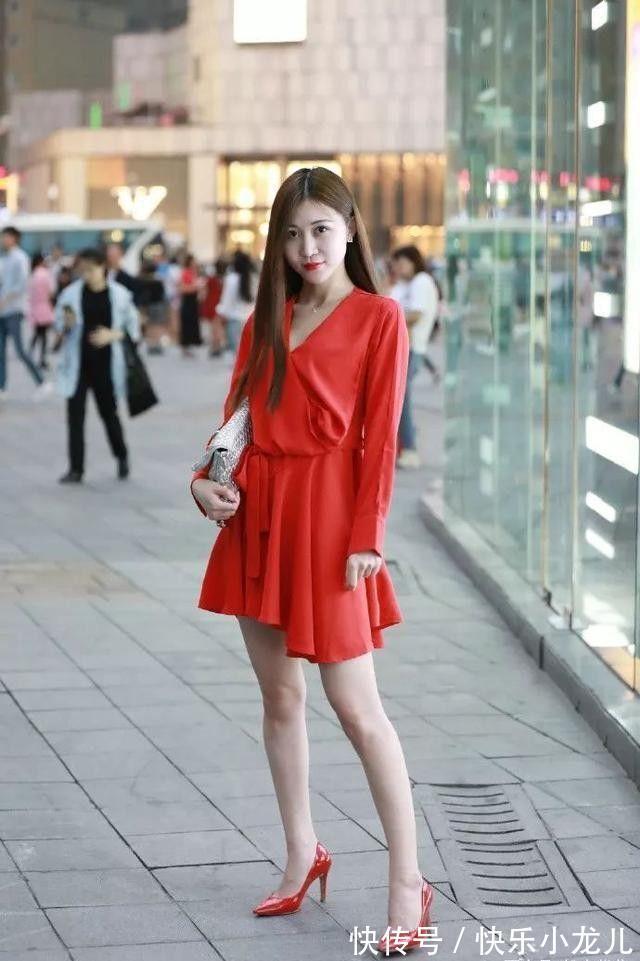 高跟鞋 美女穿牛仔短裙搭配高跟鞋,优雅大方,看上去也很可爱