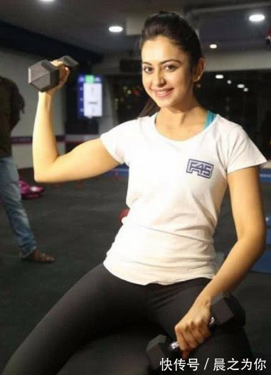 健身|印度女模身穿瑜伽裤展现完美好身材,坚持运动,或能练就同款身材