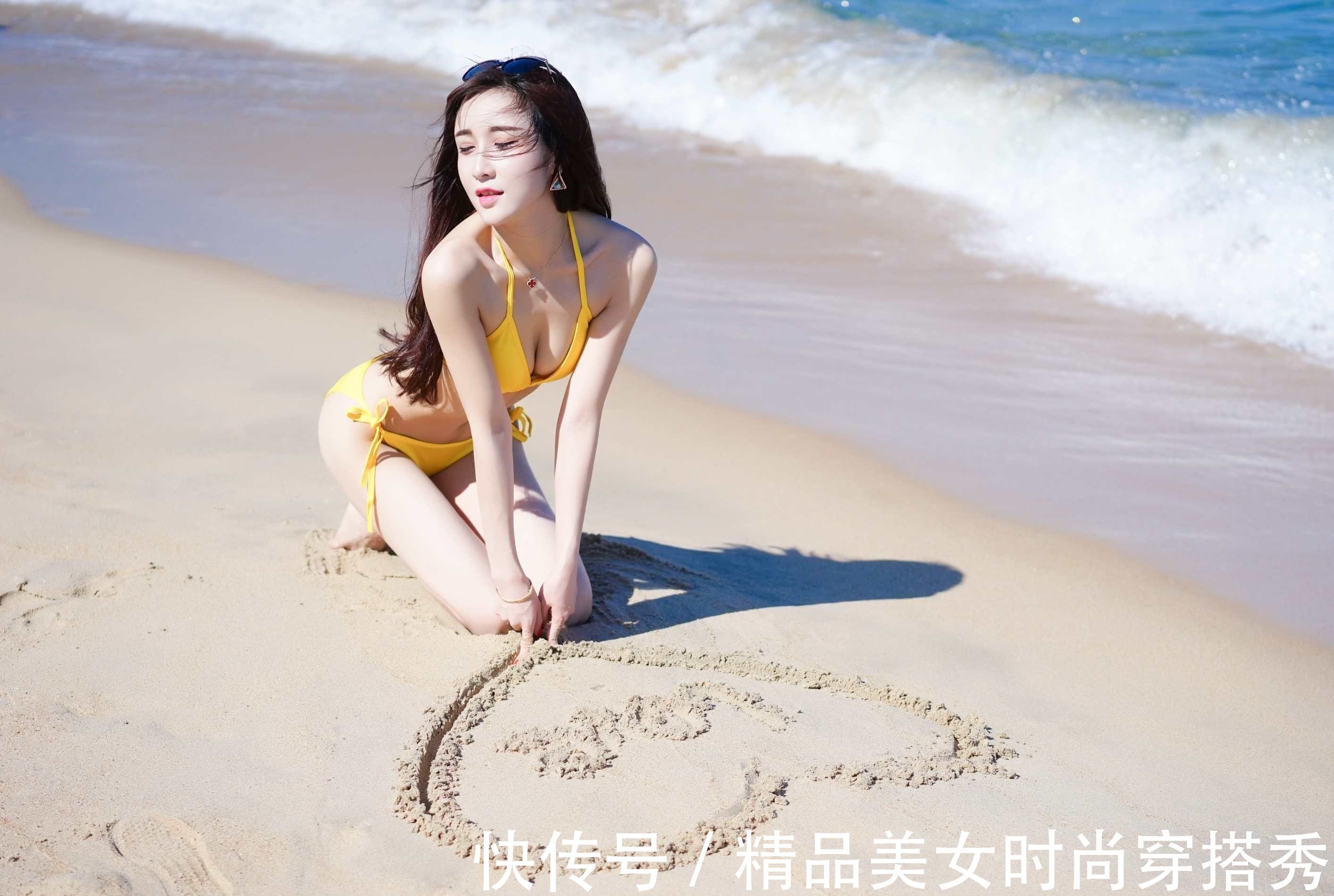 透视长衫 黄色的比基尼穿在身上吸睛时尚,外搭一件白色透视长衫,性感迷人
