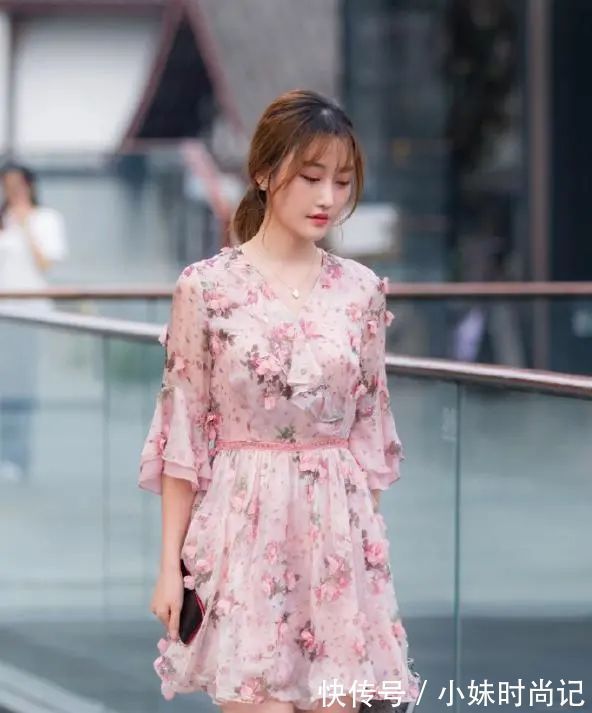 蕾丝 连衣裙穿搭也可以酷酷哒,把女生烘托得亭亭玉立,令人舒适