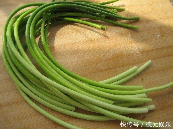 炒蒜苔,切好直接下锅炒就错了!多做1步,蒜苔更翠绿还入味