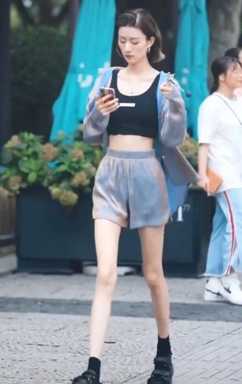 太细|小姐姐的腿太细了吧,裤脚都能塞她2条腿,我承认我羡慕了