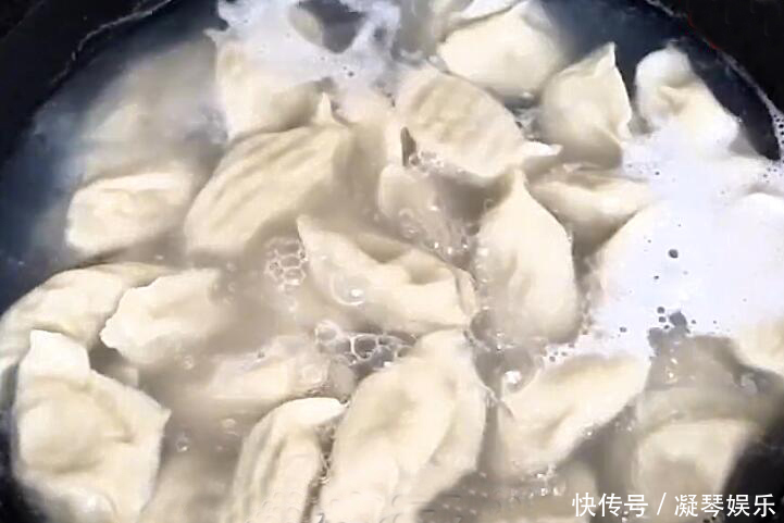 白菜猪肉饺子,调馅时这样调,饺子鲜美多汁,比三鲜饺子都鲜