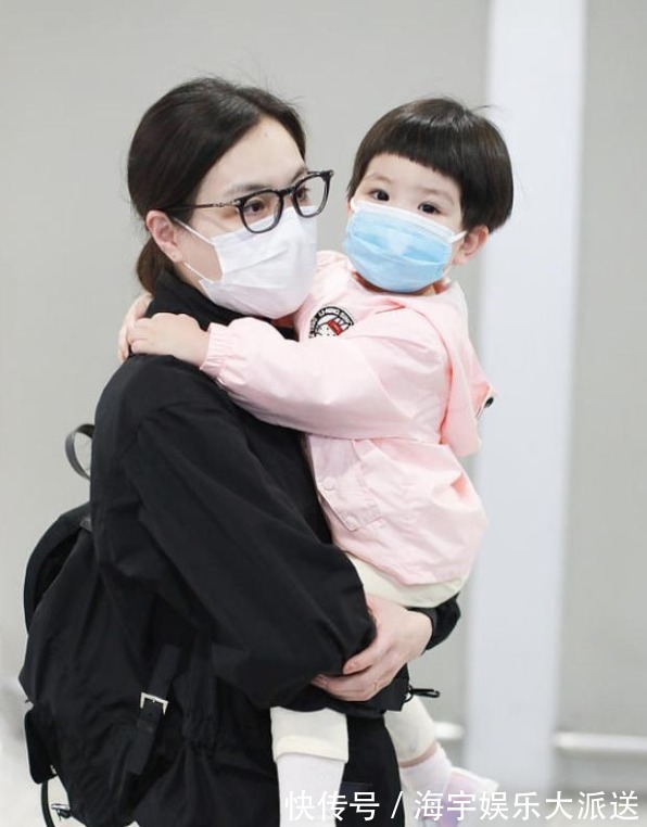 一字肩|跳水皇后吴敏霞身材太好，紧身上衣秀八块腹肌，一字肩细腰太迷人