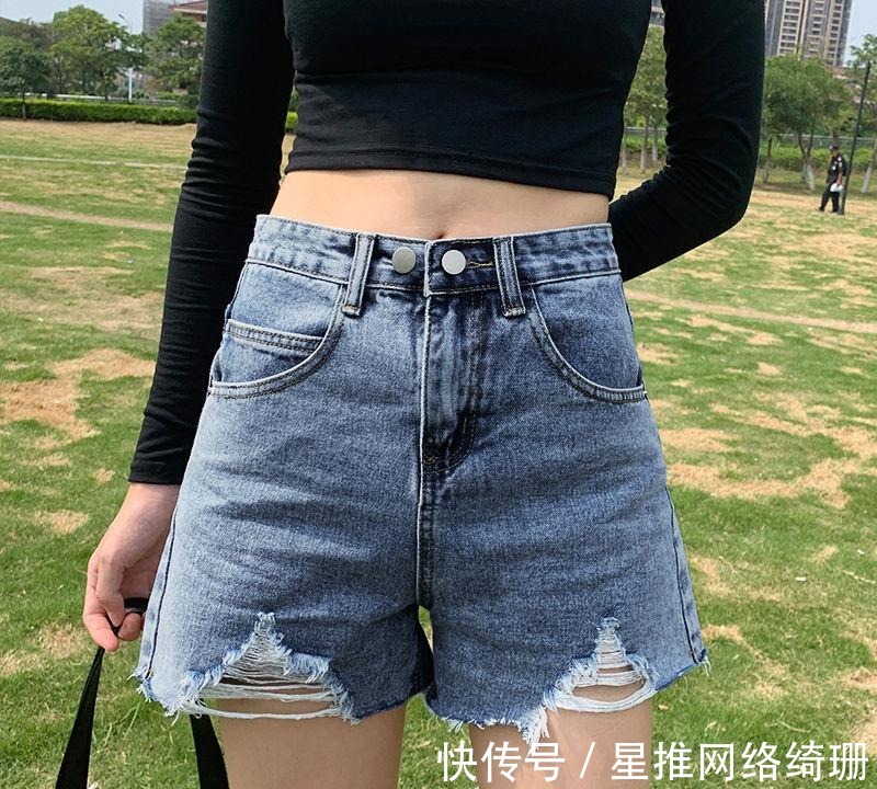 休闲裤|我说媳妇怎么不穿休闲裤了,原来是爱上了牛仔短裤,青春又减龄