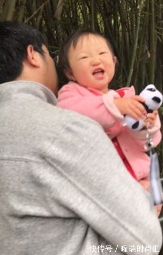 宝宝|带娃出门需谨慎,有种伤害叫“徒手抱娃”,方便大人却害了孩子