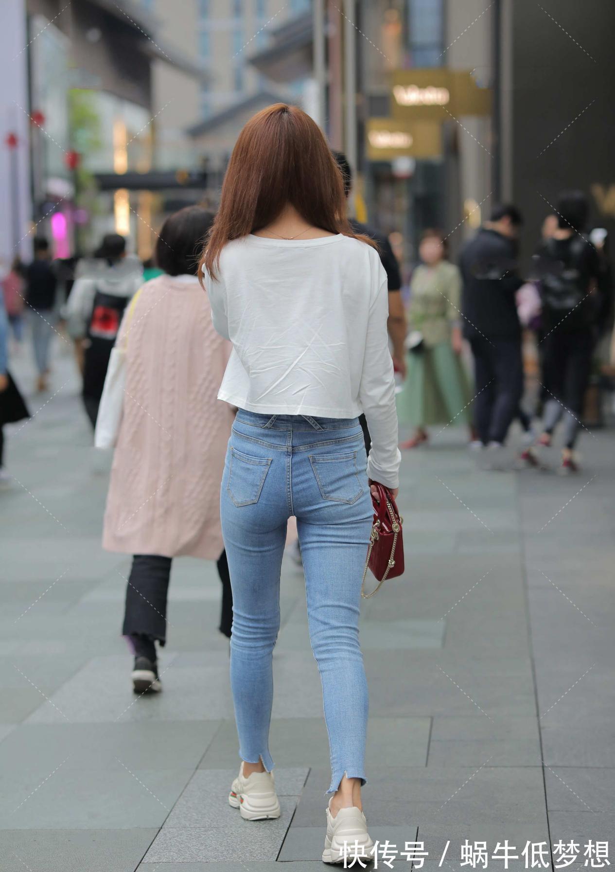 tips|黑色的无袖背心搭配牛仔短裤,穿搭特别显腿长,简单又时尚