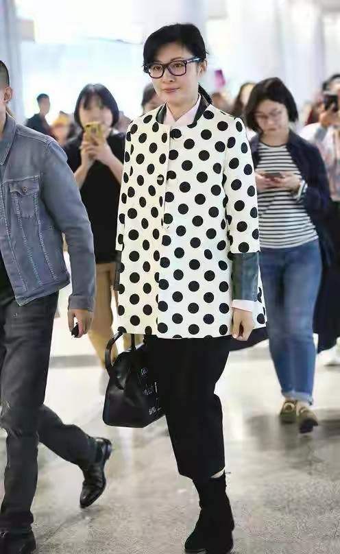 教科书|周涛素颜也很美，波点上衣配烟管裤时髦洋气，中年女人穿搭教科书