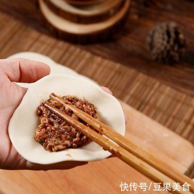 冰花生煎家庭版的做法来啦，一看就会，好吃又美味