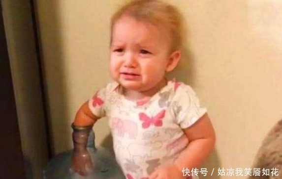 声音|这位宝宝不一般！手被卡在水桶中，父亲赶来帮助时，却笑出了声音