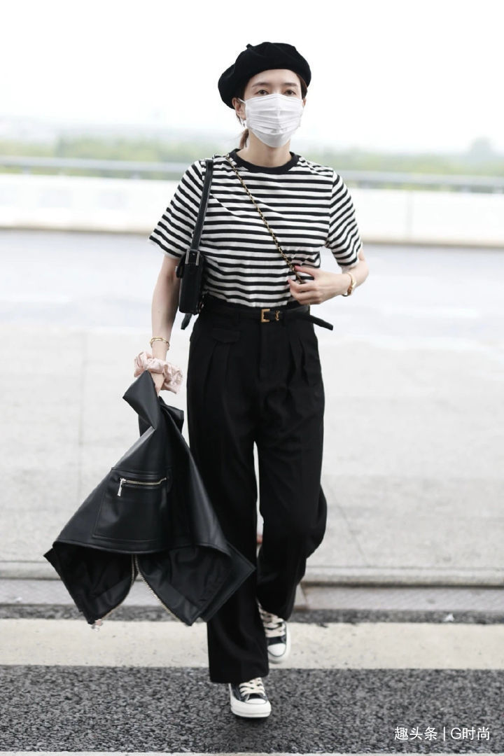 穿搭 明星们争相示范早秋穿搭，轻松舒适不失时髦感，还很容易学
