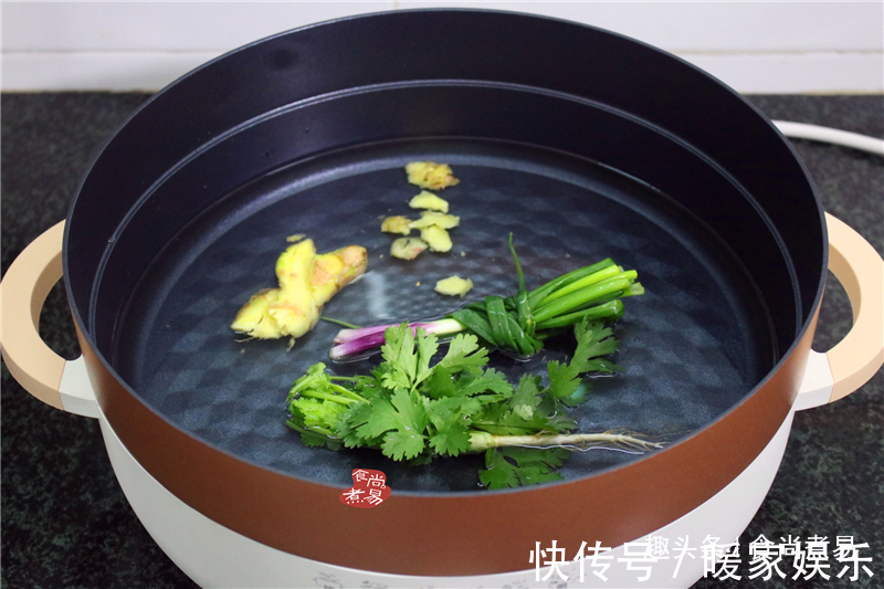 小家庭此法烹调海鲜，食材丰富一锅出，简单快捷，蒸一蒸不热气