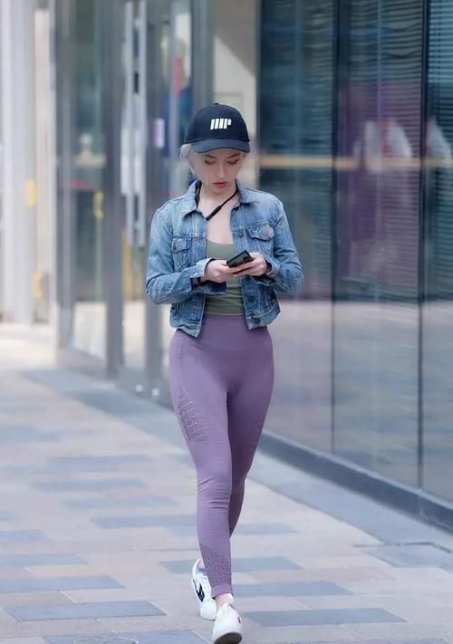 紧身裤|失去短裤的“辅助”,打底裤反而游刃有余,带你领略别样的穿搭