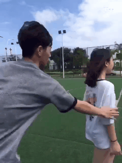 |搞笑GIF段子:我想知道有哪个妹纸能够拒绝这样的花?