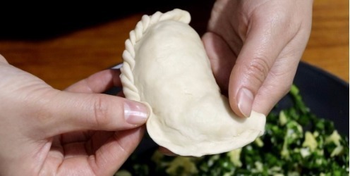 韭菜盒子这么做,薄皮大馅,简单一个步骤韭菜不出水,越吃越香