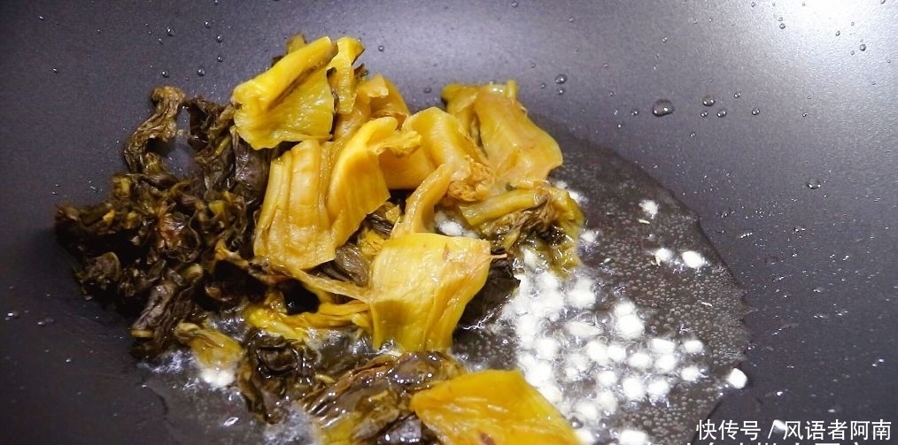 酸菜|用酸菜煮鸭血,鸭血煮的时间越长越好吃,一点不腥,鲜香嫩滑