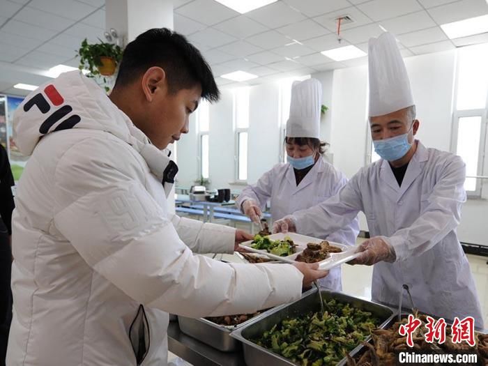 铁锅炖大鹅|长春一高校制作铁锅炖大鹅 预祝考研学子成功上岸