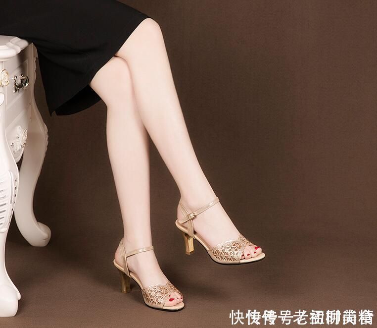 简约 简约优雅一字带,露趾的高跟凉鞋,散发性感的女人味