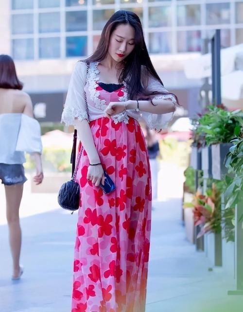 连衣裙穿出时尚态度，阳光清新